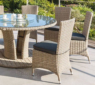 Fauteuils en résine tressée beiges avec un coussin gris foncé