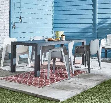 Fauteuils bas en plastique gris