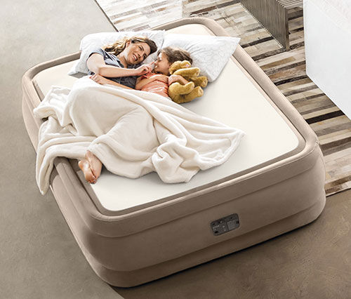 Matelas gonflable installé avec une femme et un enfant