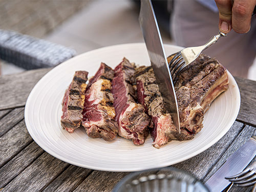 Steak cuit au barbecue en train d'être découpé