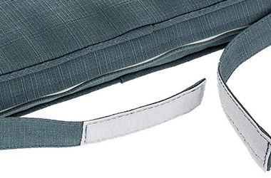Gros plan sur la lanière de maintien d'une galette de chaisse et le zip déhoussable