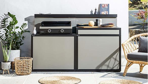 Deux meubles de cuisine extérieure sur une terrasse