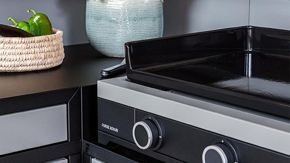 Plancha sur une cuisine extérieure