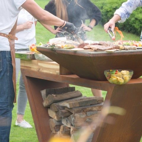 Personnes qui cuisinent sur un brasero Artiss