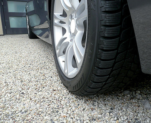 Gravillons avec voiture garée dessus