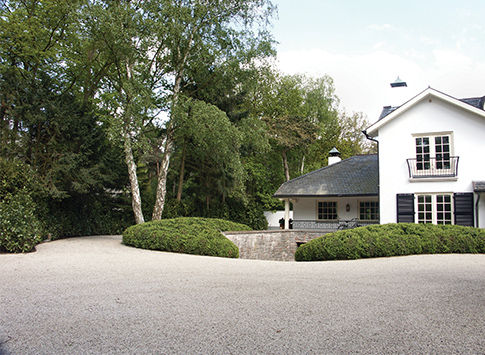 Cour gravillonnée d'une maison
