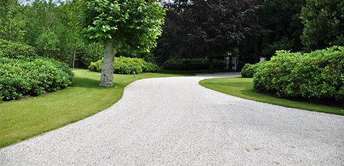 Allée gravillonnée dans un jardin
