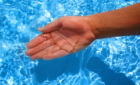 Main dans l'eau d'une piscine