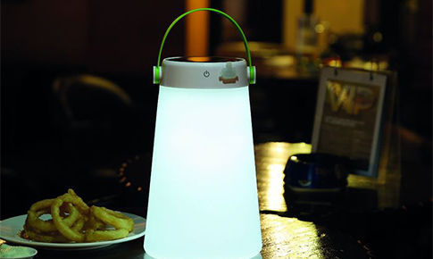Lampe solaire posée sur une table