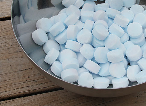 Pastilles de sel de piscine dans un saladier