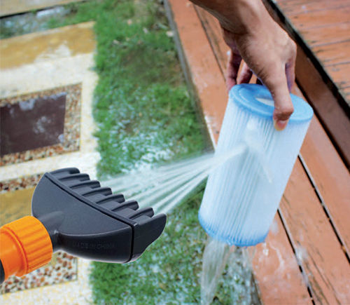 Nettoyage d'une cartouche de filtration avec une brosse Kokido