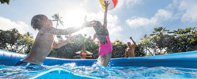 Enfants jouant dans une piscine Intex