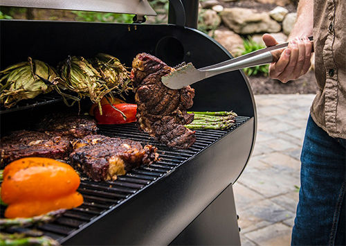 Cuisson de viandes et légumes dans un barbecue à pellets