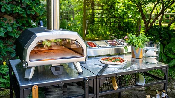 Four à pizza extérieur posé sur un plan de travail