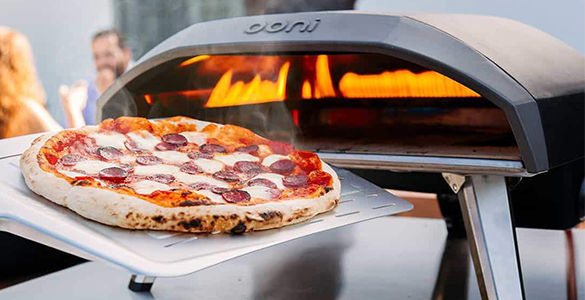 Pizza devant un four à pizza allumé