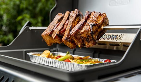 Ribs sur une broche dans un barbecue à gaz