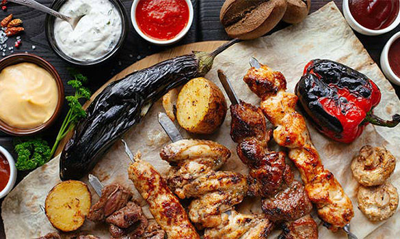 Brochettes et autres aliments cuits au barbecue