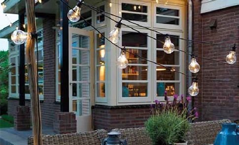 Guirlande lumineuse extérieure accrochée sur une terrasse