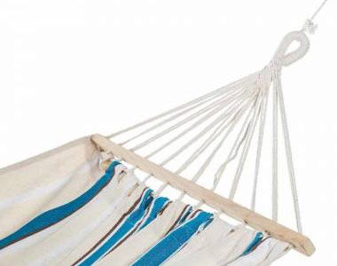 Hamac en toile avec barre de bois pour le maintenir tendu