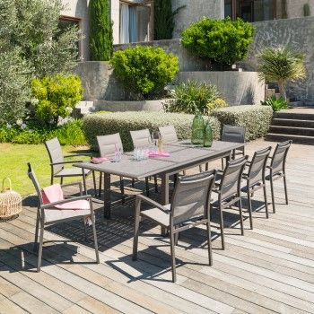 Table extensible 10 places avec 10 fauteuils dans un jardin