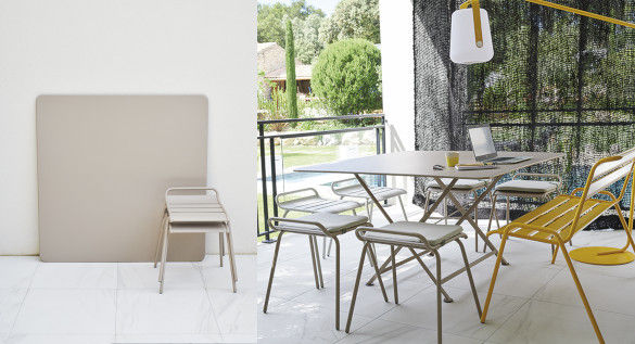 Table et chaises Fermob installée dans une véranda