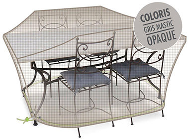 Chaises et table de jardin sous une housse de protection