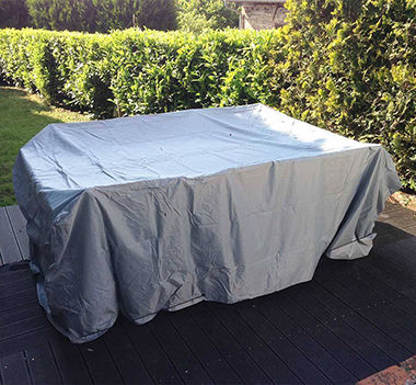 Table de jardin recouverte d'une housse de protection