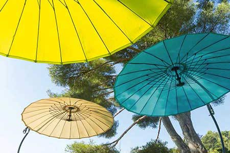 Parasols colorés déployés vus du dessous