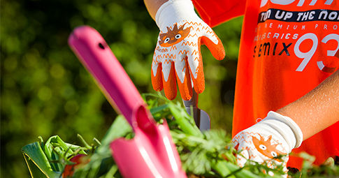 Enfant avec des gants et un plantoir