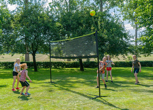Enfants jouant autour d'un filet de volleyball
