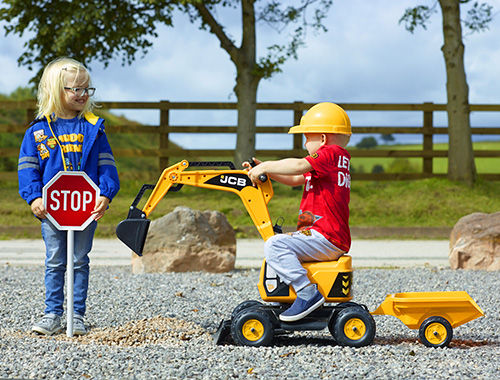 Enfants jouant avec un mini tractopelle jaune
