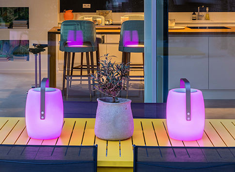 Lampes sans fil à lumière violette posées sur une terrasse