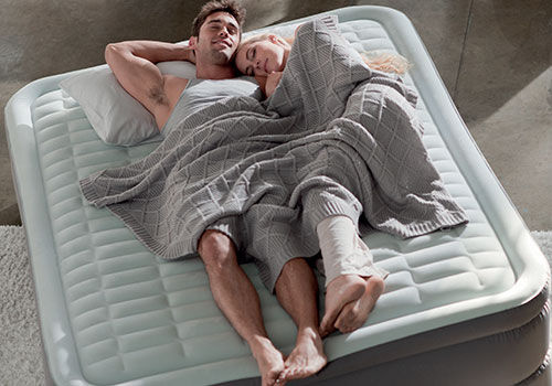 Matelas gonflable avec un couple allongé dessus