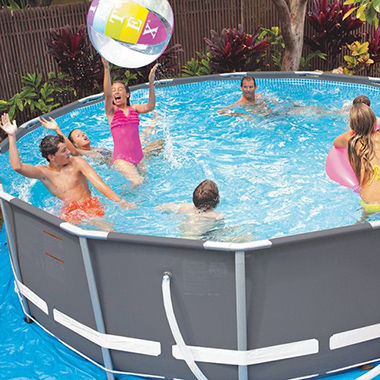 Famille jouant dans une piscine tubulaire ronde