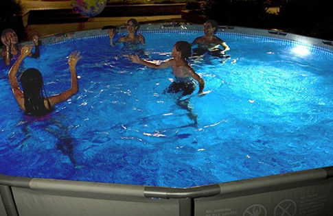 Enfants jouant dans une piscine éclairée
