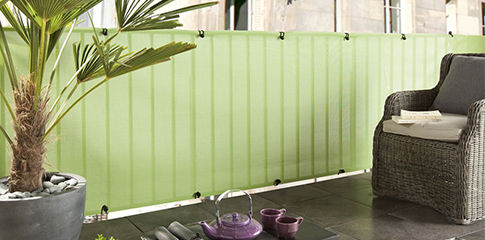 Brise-vue en toile installé sur une grille