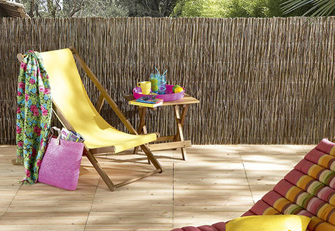 Brise-vue naturel le long d'une terrasse
