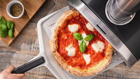Pizza retirée du four vue du dessus