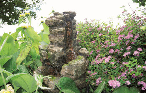 Fontaine de jardin effet pierre avec cascade