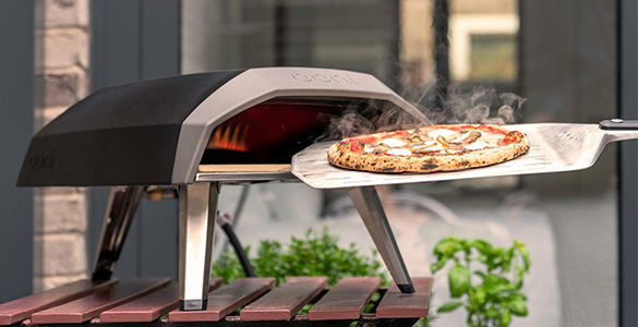 Pizza sortant du four sur une pelle à pizza
