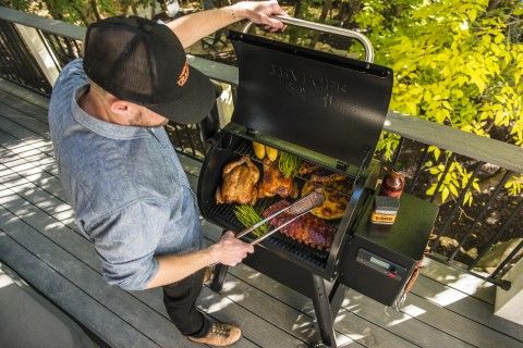 Homme utilisant un barbecue à pellets Traeger
