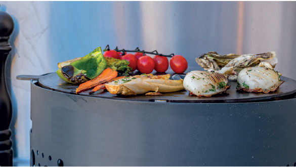 Brasero de table compact avec aliments en train de cuire