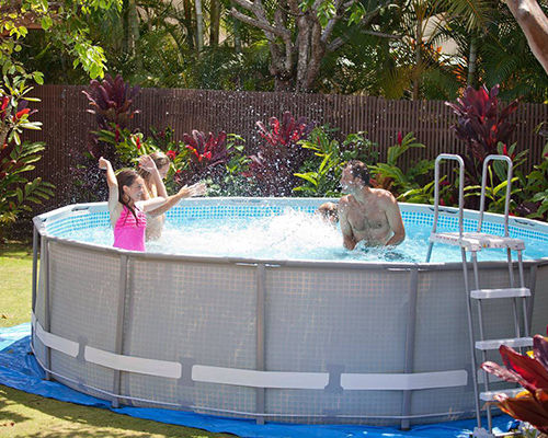 Piscine tubulaire ronde avec enfants jouant