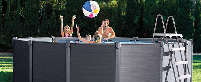 Piscine composite octogonale avec une famille jouant dedans