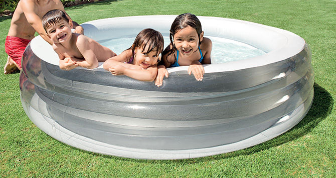 Piscine gonflable ronde avec 3 enfants