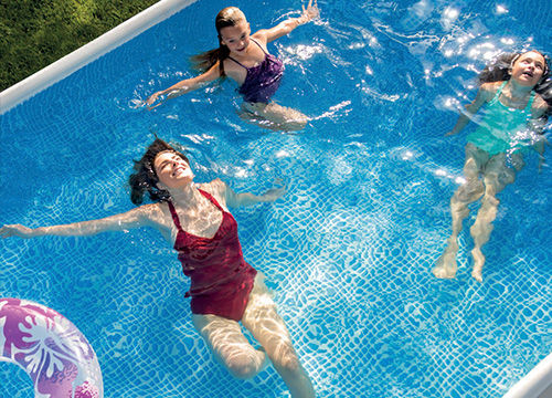 3 personnes se baignant dans une piscine