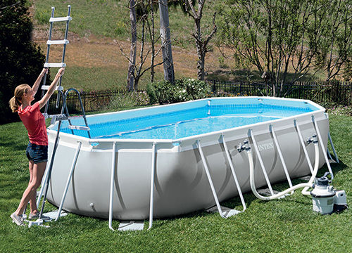 Mise en place d'une échelle sur une piscine tubulaire ovale