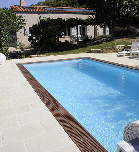 Piscine en bois avec terrasse en pierre