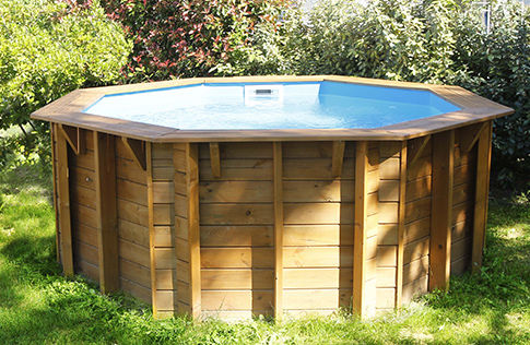 Piscine en bois installée en hors-sol dans un jardin