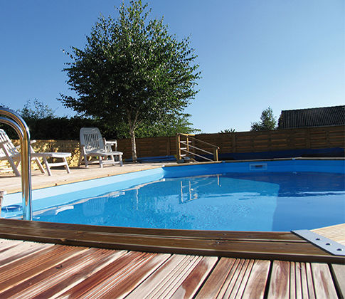 Piscine en bois installée en enterrée avec terrasse en bois